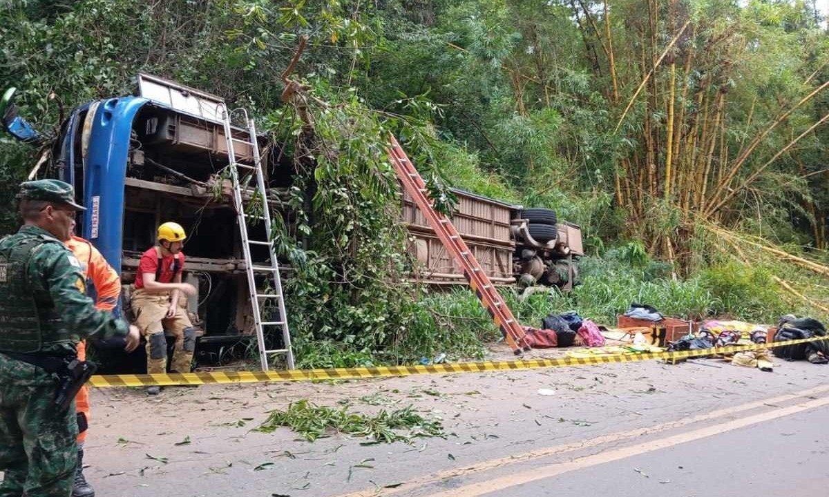 Sete pessoas morreram e 13 ficaram feridas em acidente com ônibus na MG-120