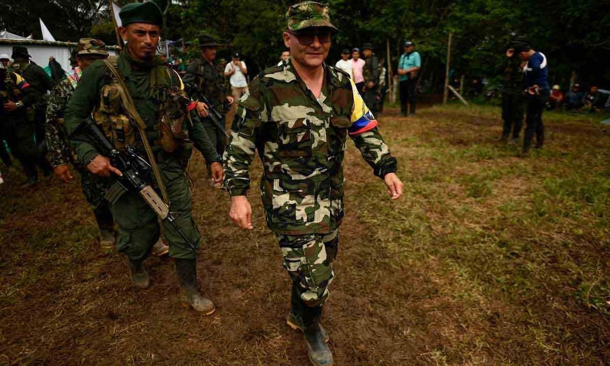 O comandante do principal grupo dissidente das FARC, conhecido como Ivan Mordisco, em 16 de abril de 2023 em San Vicente del Caguan, Colômbia

 -  (crédito: JOAQUIN SARMIENTO/afp)