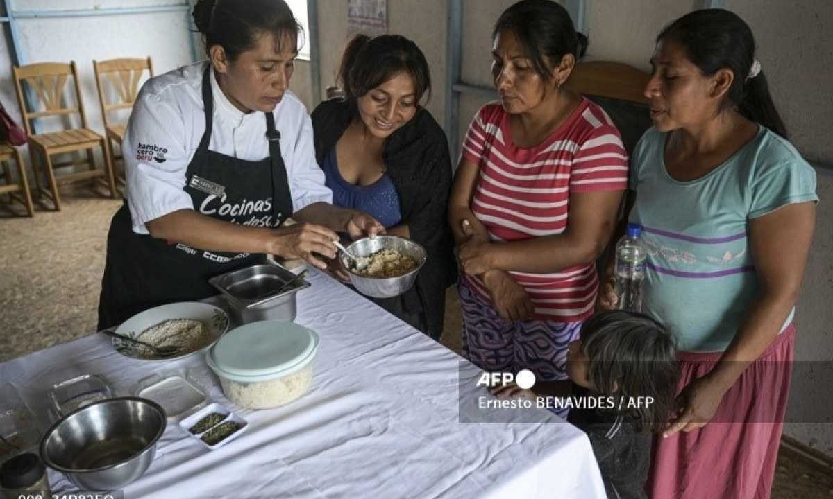 Isabel Santos treina grupo de garotas no refeitório popular -  (crédito: ERNESTO BENAVIDES / AFP)