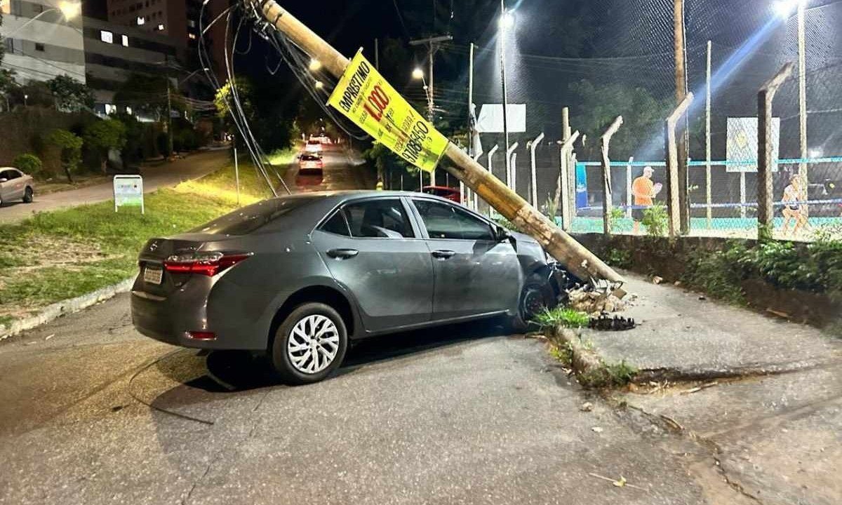 Poste caiu em cima do veículo após o acidente -  (crédito: Bel Ferraz/EM/D.A. Press)