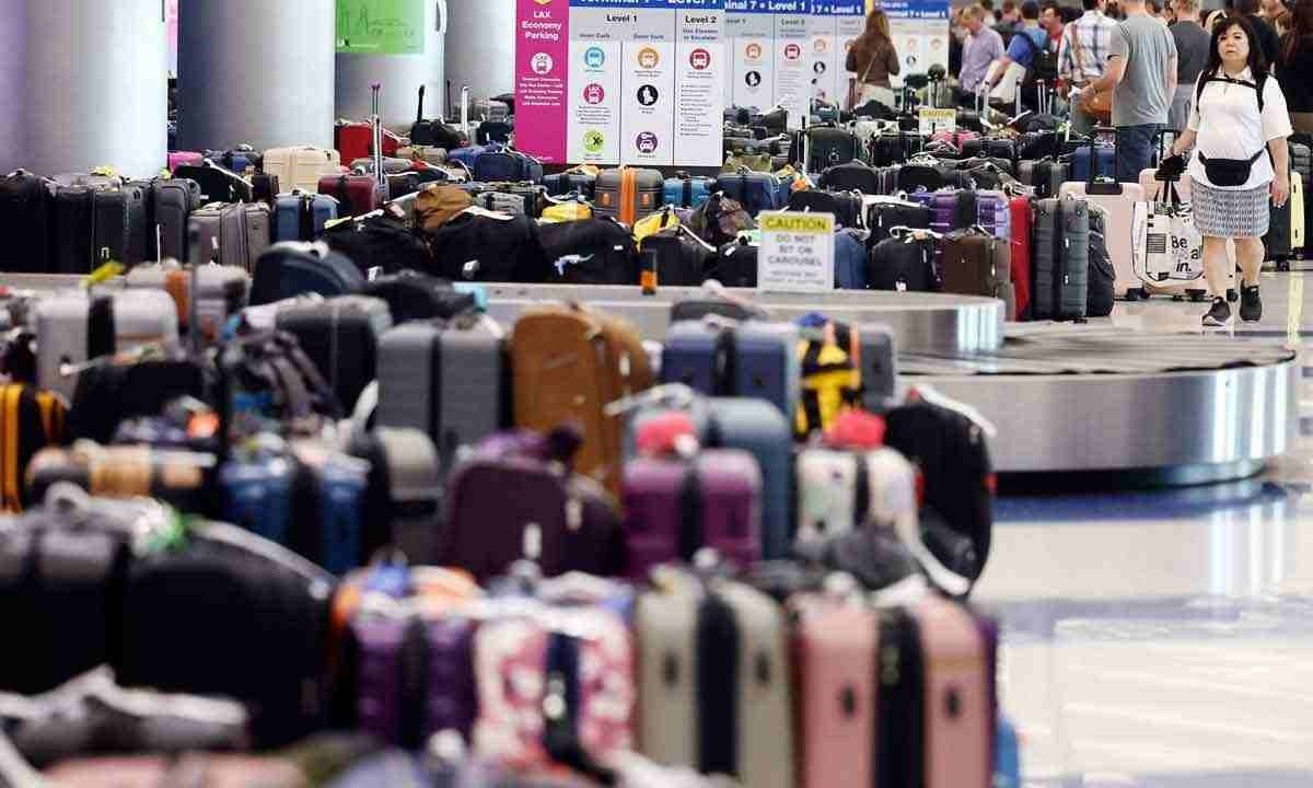 Passageiros que enfrentaram problemas de desvio, atraso ou perda de bagagem precisam estar atentos às regras vigentes -  (crédito: Mario Tama/Getty Images/AFP)