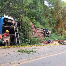 Ônibus que capotou na MG-120 e deixou sete mortos é retirado do local  - PMRv/Divulgação