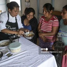 Chef peruana promove 'cozinha otimizada' em refeitórios populares - ERNESTO BENAVIDES / AFP