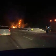 Vídeo: carreta tomba e pega fogo na BR-381 - Reprodução/Redes sociais