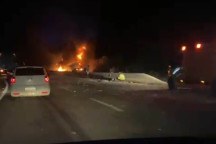Vídeo: carreta tomba e pega fogo na BR-381