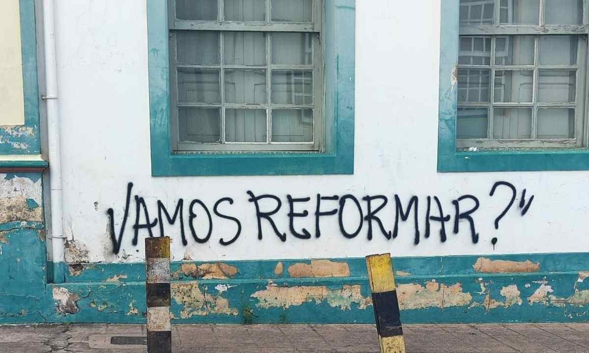 Escola Estadual Professor Leopoldo Miranda, localizada no Centro Histórico de Diamantina, em Minas Gerais, foi pichado em protesto contra a precariedade do local