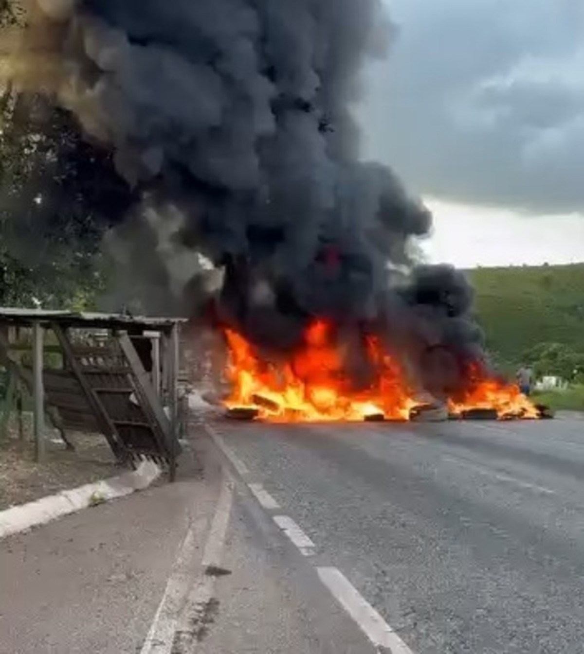 Vídeo: manifestantes queimam pneus e interditam BR-040