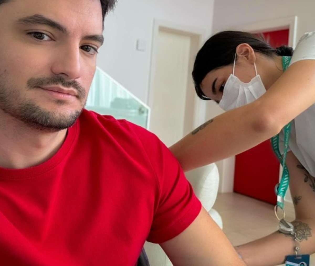 Felipe Neto toma vacina contra dengue e convoca pais: 'Vacinem seus filhos'