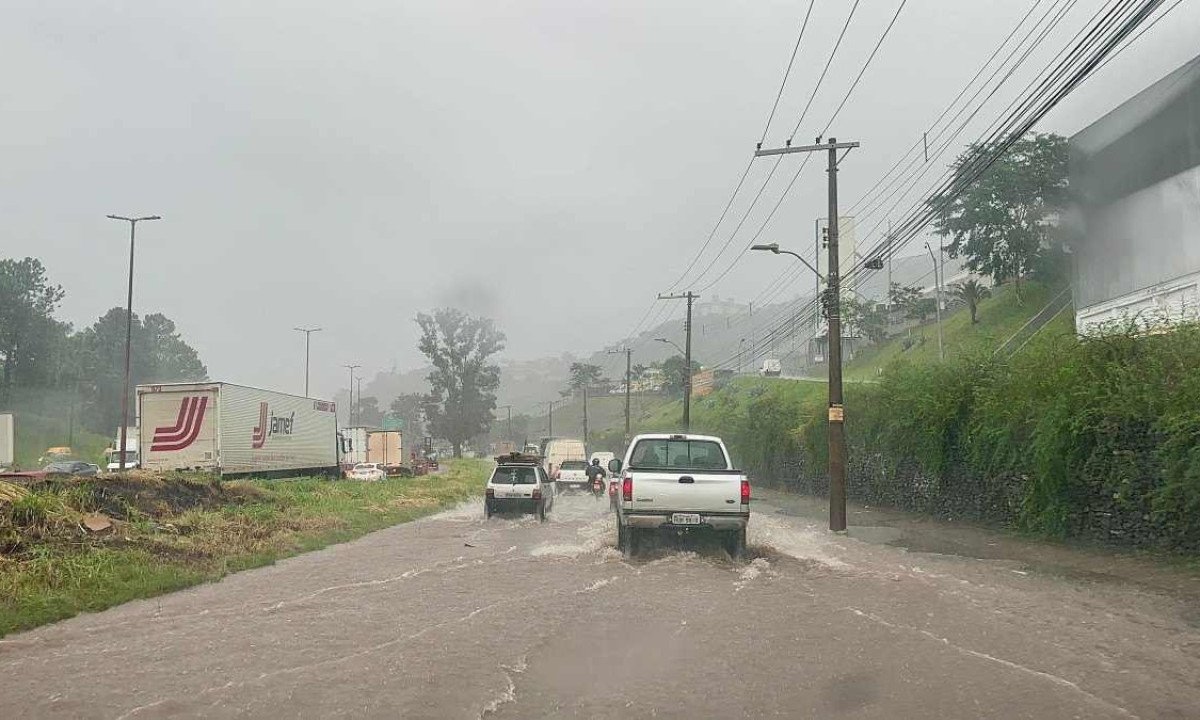 Chuva forte inunda pistas do Anel Rodoviário  -  (crédito: Ramon Vieira/EM)