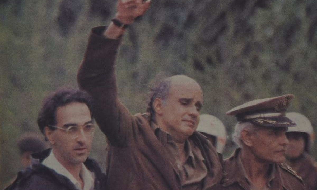 Edgar Soares foi feito refém por quadrilha de fugitivos em 1990. Na foto, o momento em que é libertado, amparado pelo coronel Aluízio Almeida e por seu advogado
 -  (crédito: Pedro Graeff/EM/Arquivo)