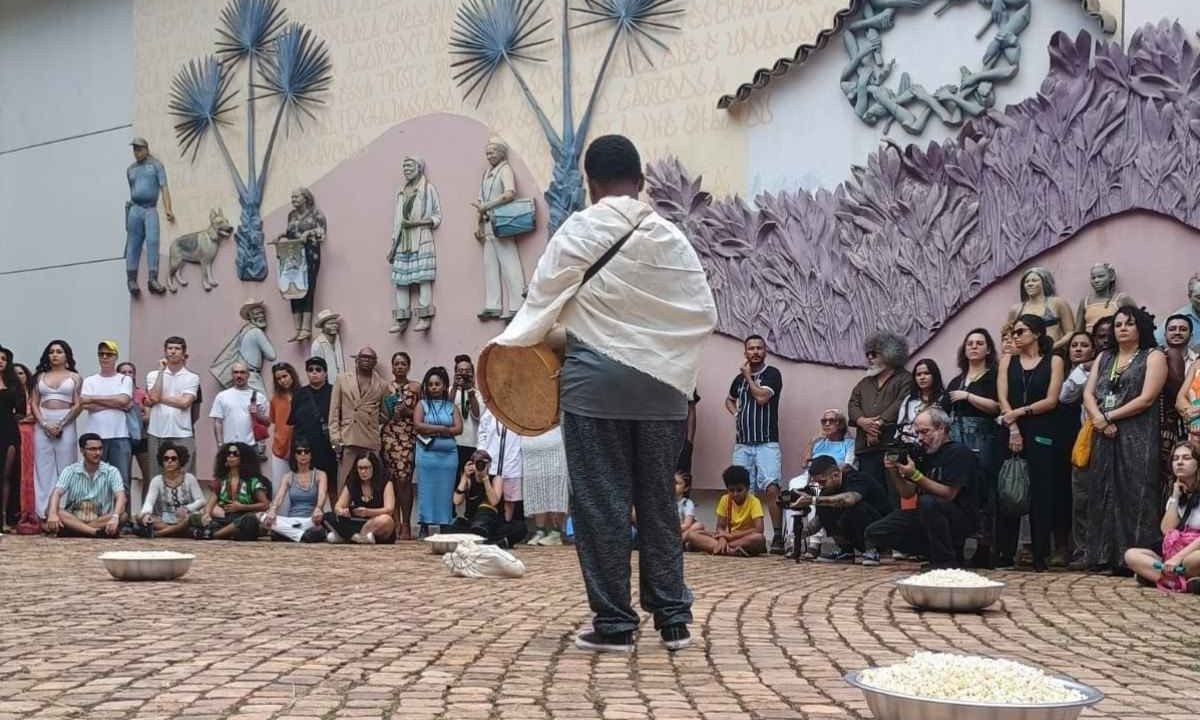 Além do lançamento da exposição da Grada Kilomba, o público disputou cada centímetro do espaço para assistir a homenagem à Omolu ao som de uma caixa de folia tocado por Cauã, uma criança negra que faz parte da Guarda 13 de Maio, no bairro Concórdia, em BH. -  (crédito: Divulgação)