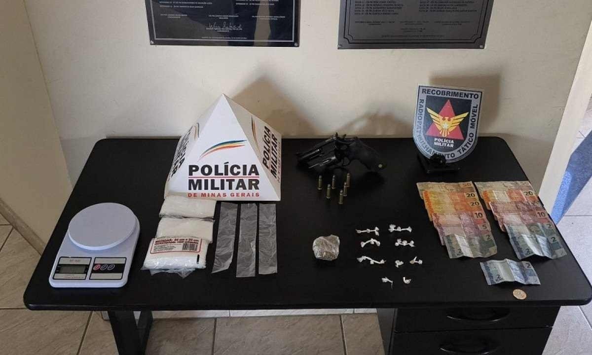 Drogas e material apreendido em Bova de Fumo de Governador Valadares -  (crédito: PMMG)