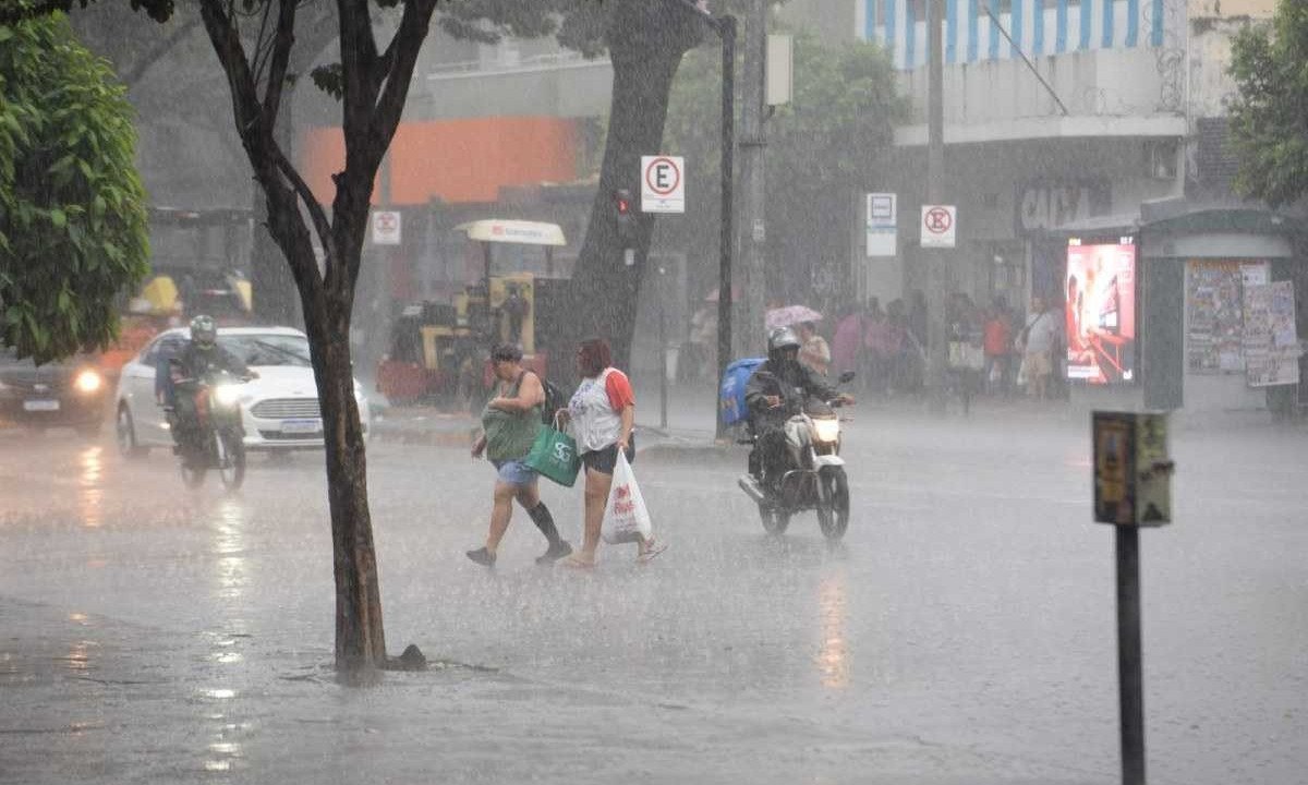 Transeuntes no Centro de BH são pegos por chuvas extremamente fortes -  (crédito: Túlio Santos/EM/D.A.Press)