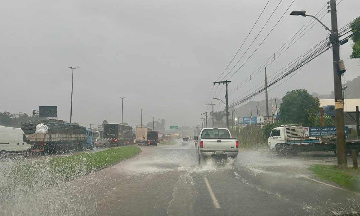 Chuva castigou Belo Horizonte na tarde desta quinta-feira (18/4) -  (crédito: Ramon Lisboa/EM/D.A. Press)