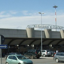 Reforma do aeroporto de Florença destina espaço para cultivo de uva e produção de vinho - Sailko/Wikimedia Commons