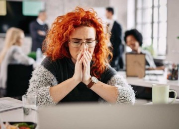 Mulher, no local de trabalho, interrompe atividades, enquanto sente sintomas vinculados a algum tipo de transtorno comprometedor da saúde mental  -  (crédito: Freepik)