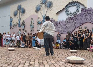 Além do lançamento da exposição da Grada Kilomba, o público disputou cada centímetro do espaço para assistir a homenagem à Omolu ao som de uma caixa de folia tocado por Cauã, uma criança negra que faz parte da Guarda 13 de Maio, no bairro Concórdia, em BH. -  (crédito: Divulgação)