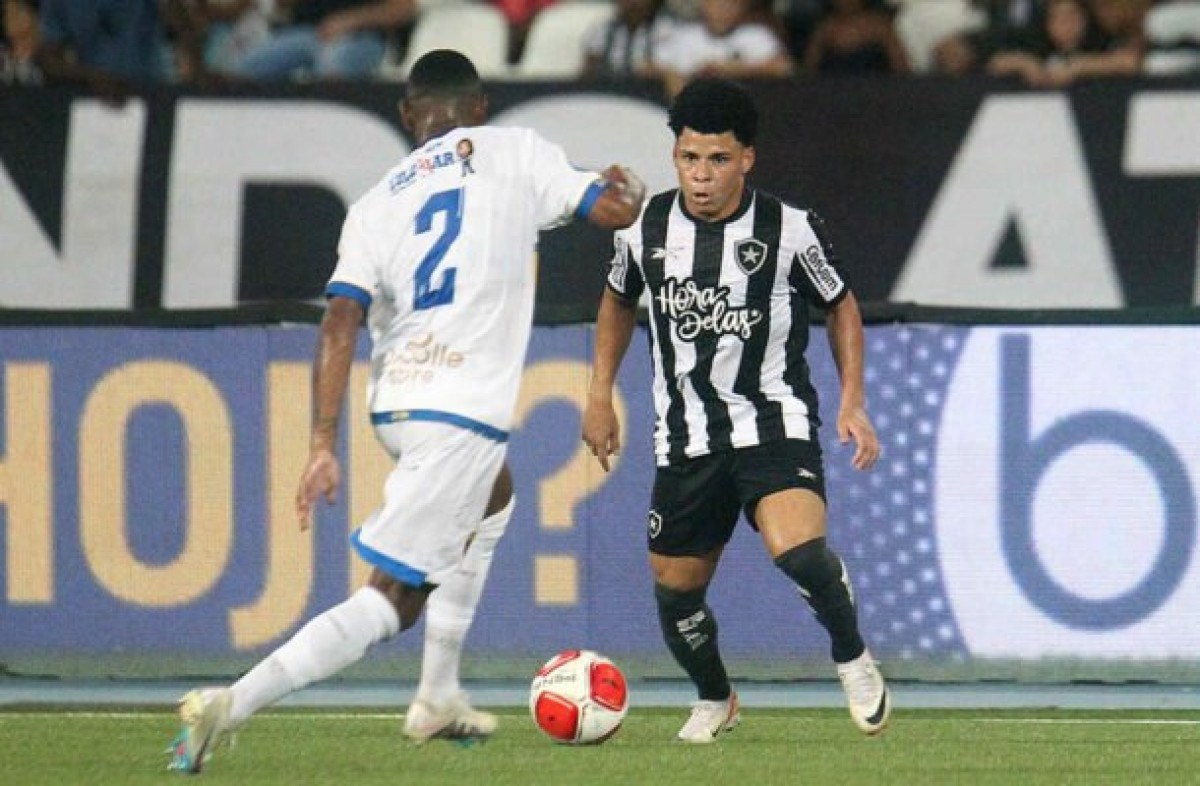 Botafogo se desfaz de Urso e negocia mais duas saídas