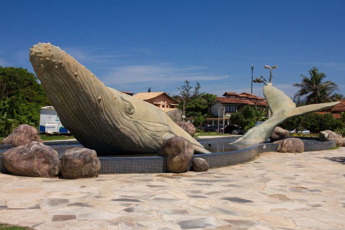  Escultura de uma baleia-jubarte, com 20 metros de comprimento, encanta os turistas que frequentam a Praia Costa Azul, em Rio das Ostras 