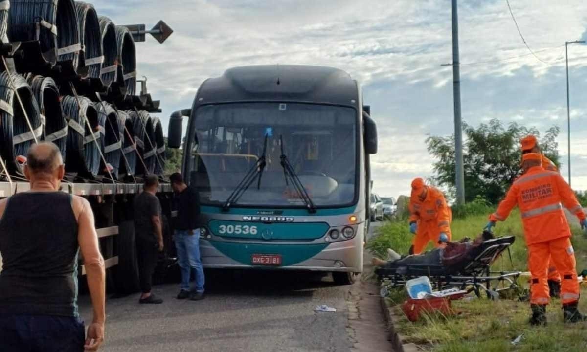 Acidente com três veículos complica trânsito na Avenida Risoleta Neves, no Norte de BH -  (crédito: CBMMG)