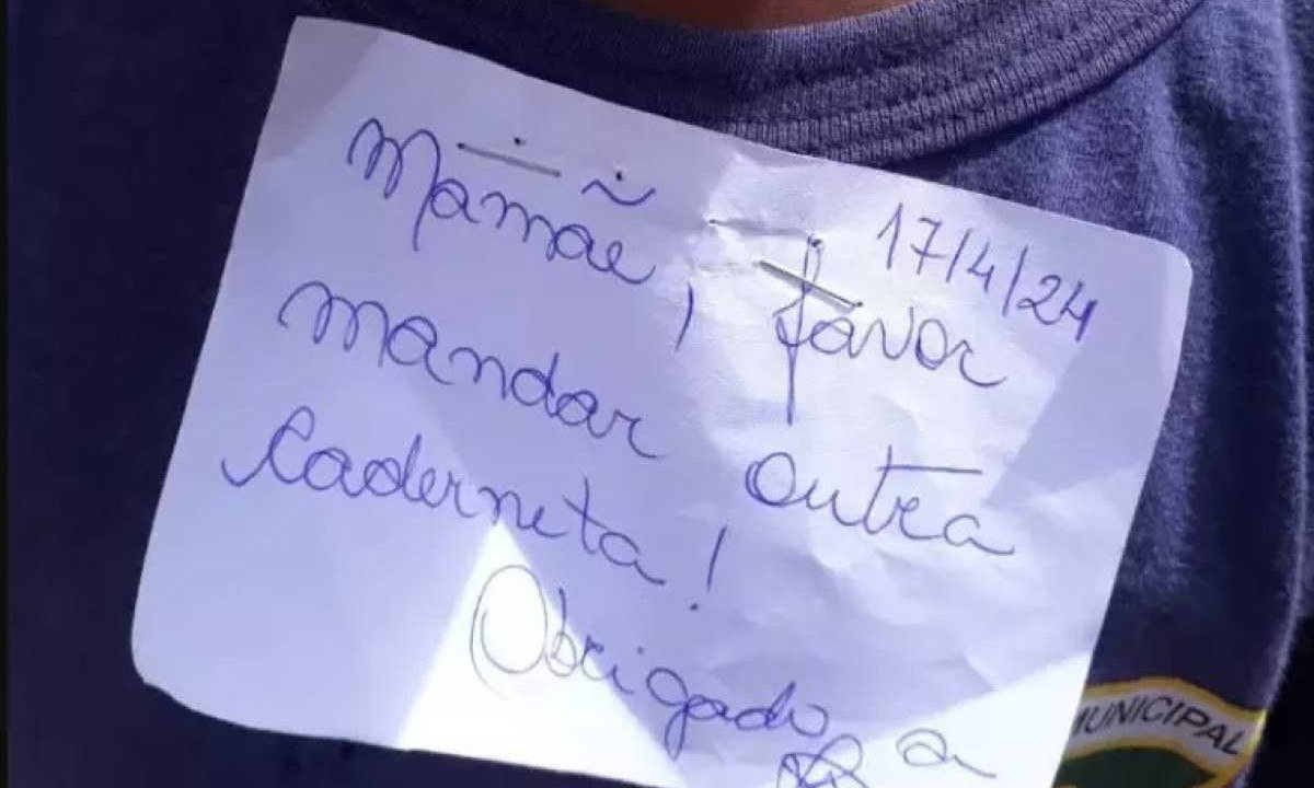Bilhete grampeado em aluno ficou durante todo o período de aulas, diz a mãe da criança -  (crédito: Reprodução/Arquivo pessoal)