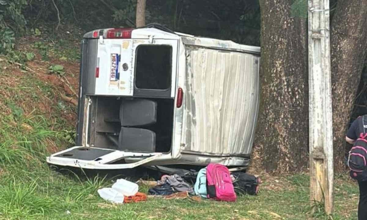 Van escolar tomba de barranco em frente a escola em Nova Lima, na Grande BH, na manhã desta sexta (19/4) -  (crédito: CBMMG)