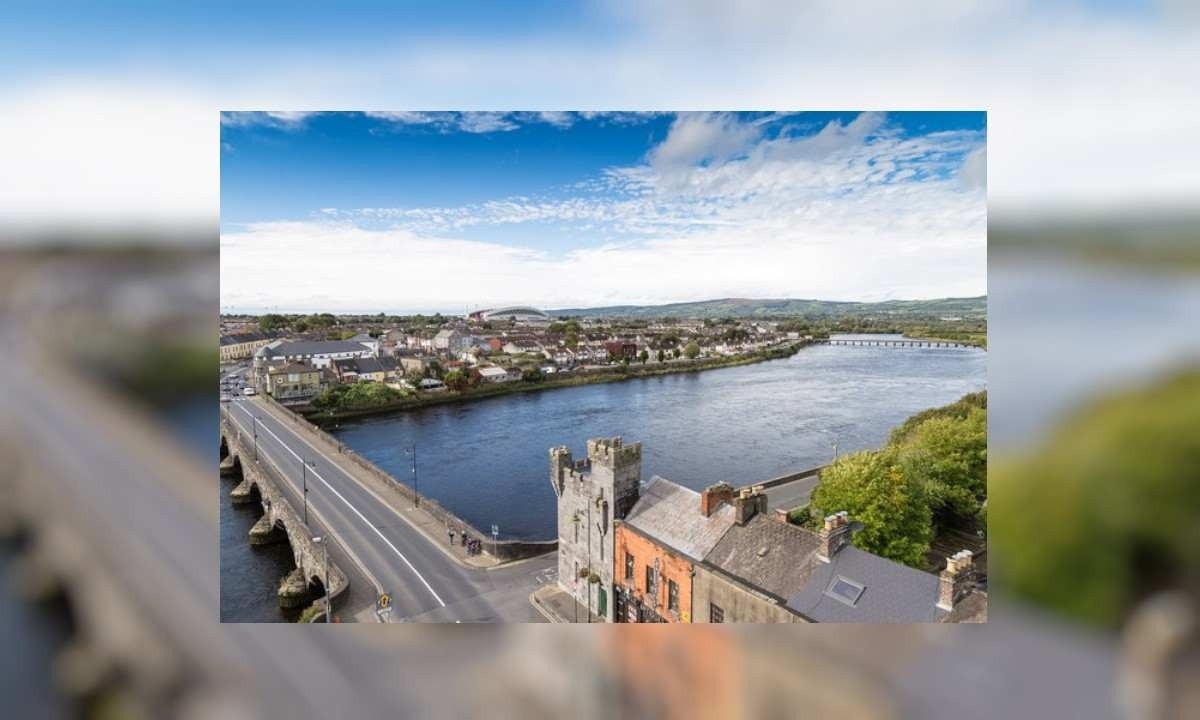  A ponte Thomond e o Rio Shannon, na bucólica Limerick, na Irlanda, onde dois brasileiros foram agredidos -  (crédito: David P. Howard / wikimedia commons)