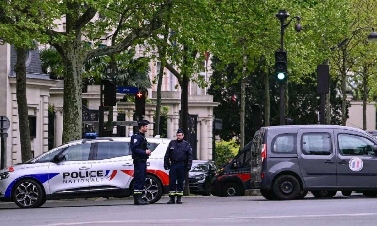 Policiais franceses cercam o consulado do Irã em Paris
       -  (crédito: Miguel MEDINA / AFP)