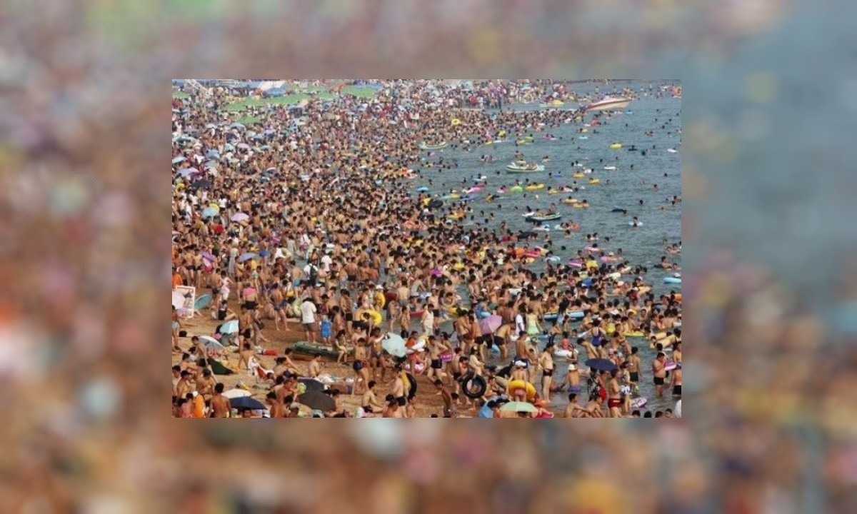 Praia lotada de banhistas na China -  (crédito: China Vistos)