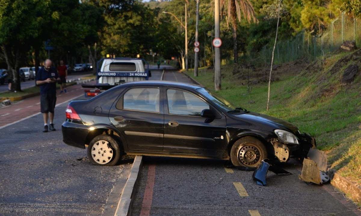 Veículo ultrapassou canteiro central e parou na ciclovia que dá acesso a entrada do Parque das Mangabeiras.
 -  (crédito: Túlio Santos/EM/D.A. Press)