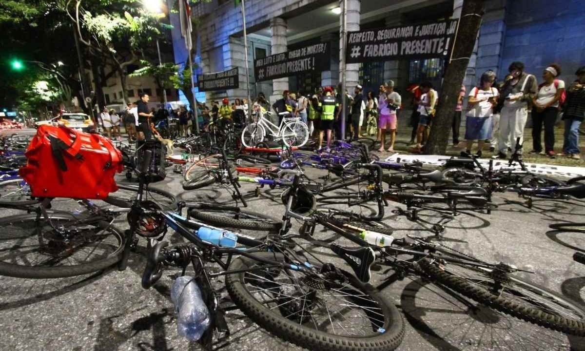 Manifestantes se concentraram em frente à sede da PBH, colocando bicicletas caídas no chão em referência ao acidente que resultou na morte de Fabrício Bruno -  (crédito: Marcos Vieira/EM/DA. Press)