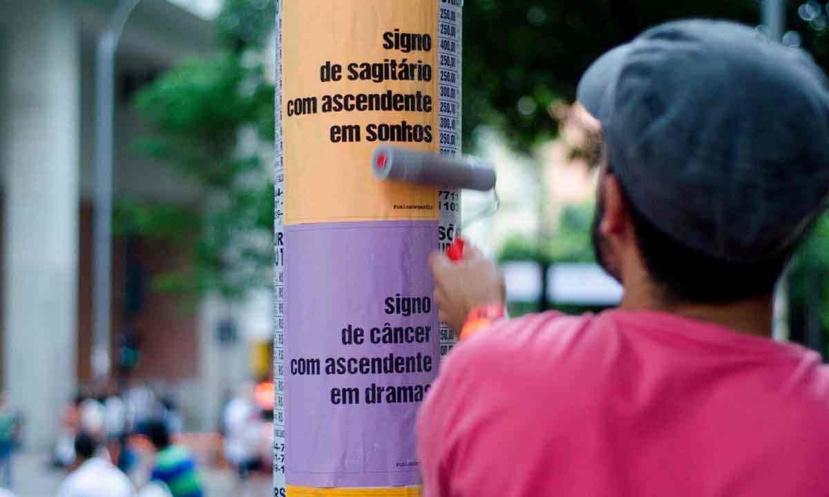 Confeccionado artesanalmente com cores diferentes em cada exemplar, o livro busca ser um objeto útil para os fãs da poesia que Leonardo Beltrão espalha pela cidade -  (crédito: Marcella Mendes/Divulgação)