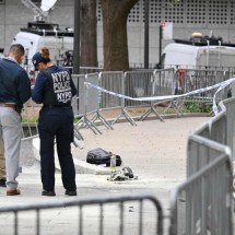 Morre homem que ateou fogo no próprio corpo em julgamento de Trump -  AFP