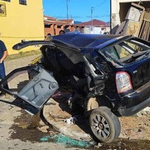 Mulher morre prensada por caminhão em muro de casa em cidade mineira - Corpo de Bombeiros/Divulgação