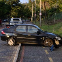 Mulher desmaia no volante, atravessa canteiro central e bate carro em BH - Túlio Santos/EM/D.A. Press