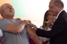 Atraso da vacina atrai críticas de fora da política ao governo Lula