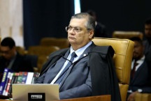 Dino pede vista e suspende queixa de Bolsonaro contra André Janones no STF