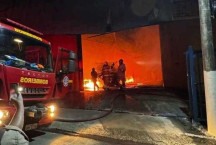 Incêndio em galpão destrói caminhão e mobiliza bombeiros na Grande BH