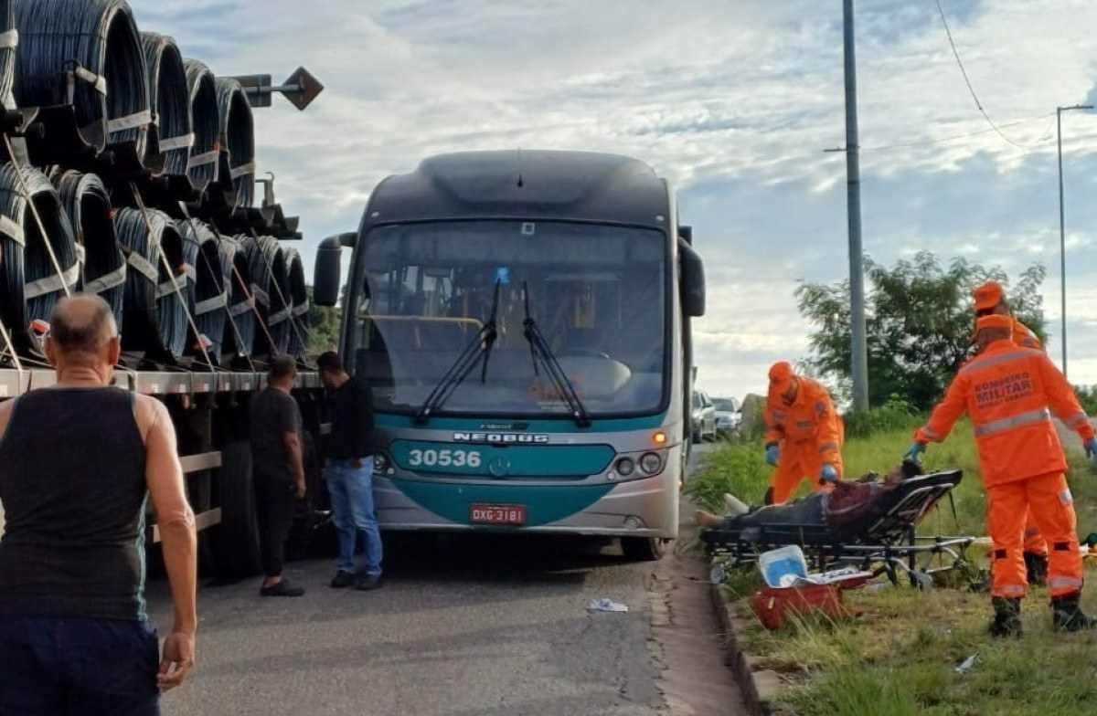 BH: acidente com caminhão, moto e ônibus complica trânsito na capital