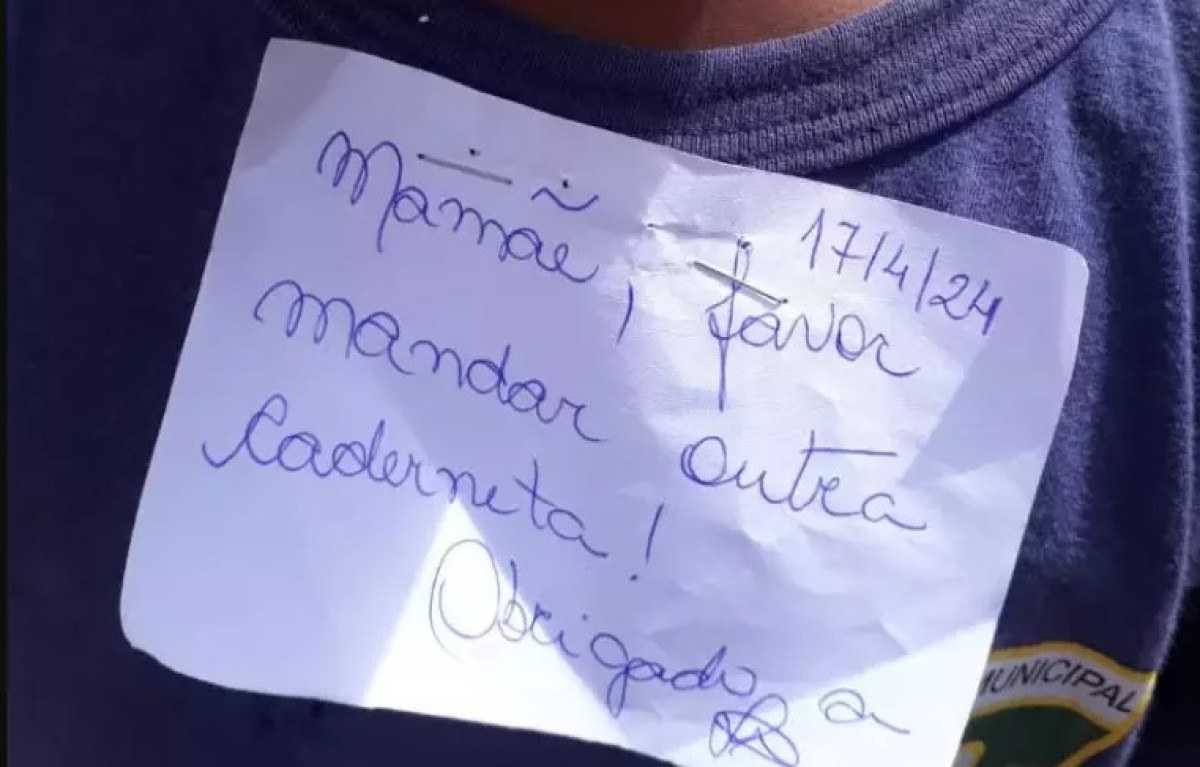 Professora grampeia bilhete em camisa de aluno e revolta mãe