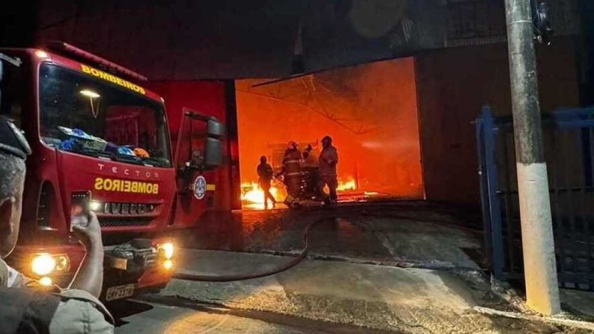 Incêndio em galpão destrói caminhão e mobiliza bombeiros na Grande BH