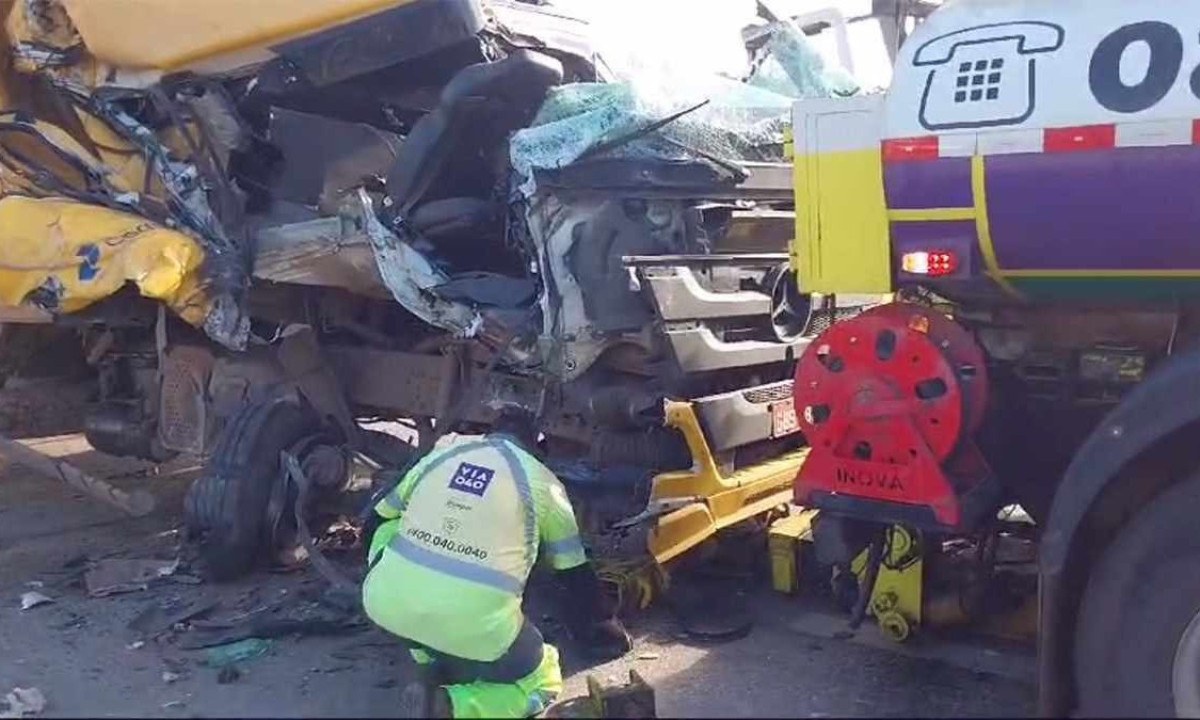 Socorristas da Via 040 precisaram rebocar o caminhão e o ônibus. Quatro passageiros e o motorista do caminhão foram hospitalizados -  (crédito: Reprodução/Redes Sociais)