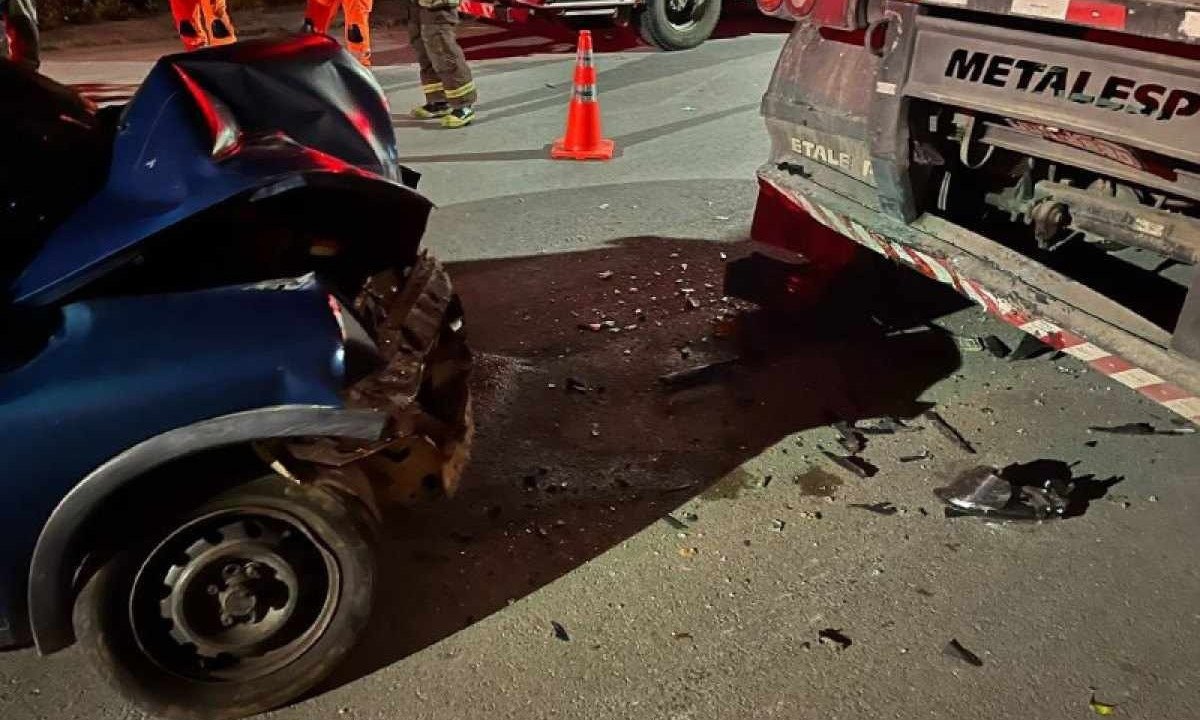 Carro bate na traseira de carreta bitrem parada em avenida de Formiga. Motorista do carro fica ferido -  (crédito: Sala de Imprensa/CBMMG)