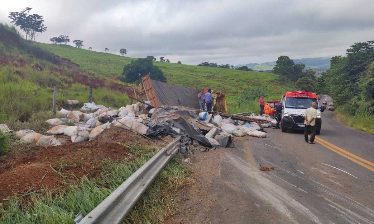 Motorista de caminhão que capotou na MG-743 teria perdido controle da direção durante uma curva -  (crédito: CBMMG / Divulgação)