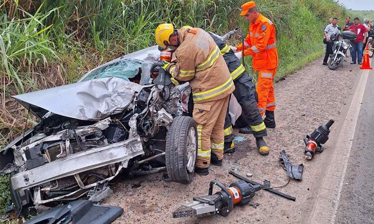 Bombeiros usam ferramentas de desencarceramento para livrar a idosa das ferragens do veículo acidentado -  (crédito: Sala de Imprensa/CBMMG)