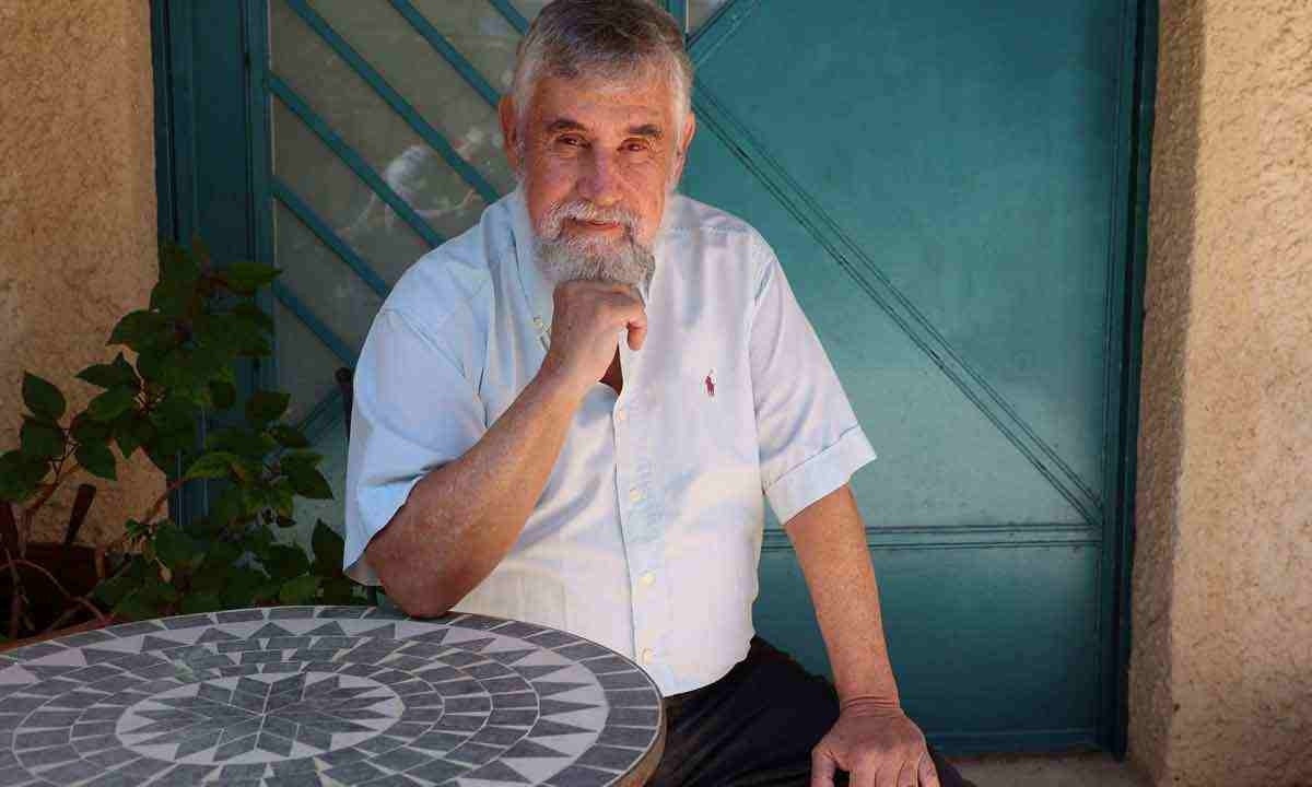 O escritor Mishka Ben-David, de 72 anos, que foi agente do Mossad durante 12, em sua casa, em Ramat Raziel -  (crédito: GIL COHEN-MAGEN / AFP)