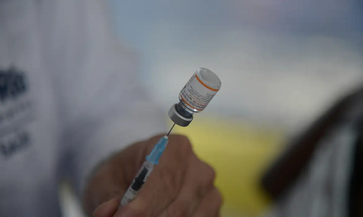 Nova vacina contra a COVID-19 chega à população em 15 dias - EBC - Últimas Notícias