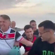 Vídeo: Bolsonaro e apoiadores quase são derrubados por onda do mar no Rio - Reprodução/Redes sociais