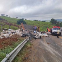 Caminhão carregado com adubo tomba e deixa feridos no interior de MG - CBMMG / Divulgação