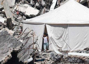 Tenda montada entre os escombros de um edifício danificado por bombardeio israelense em Rafah, na Faixa de Gaza -  (crédito: MOHAMMED ABED/AFP)